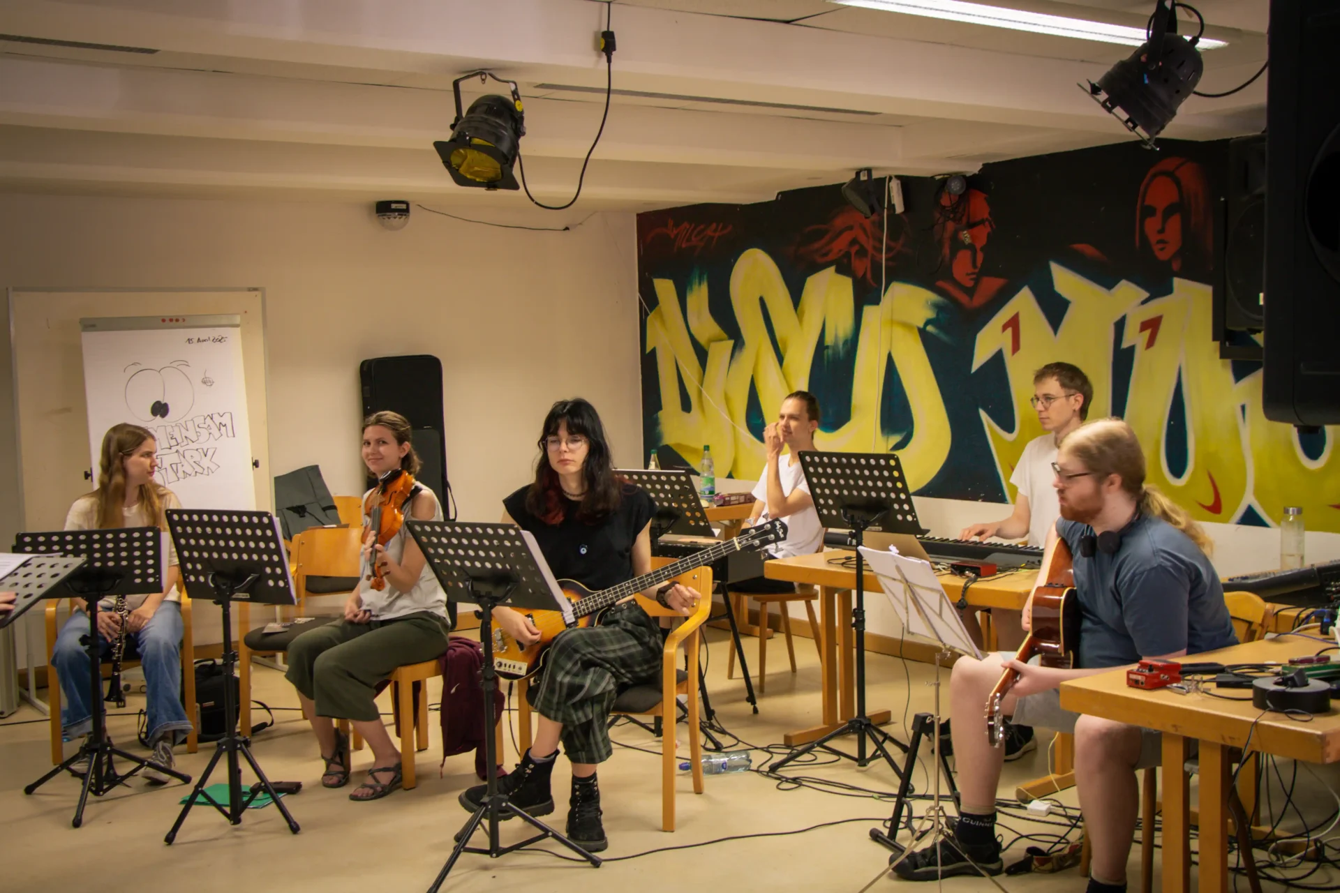 Sechs Mitglieder des Orchesters bereiten sich auf eine Probe vor