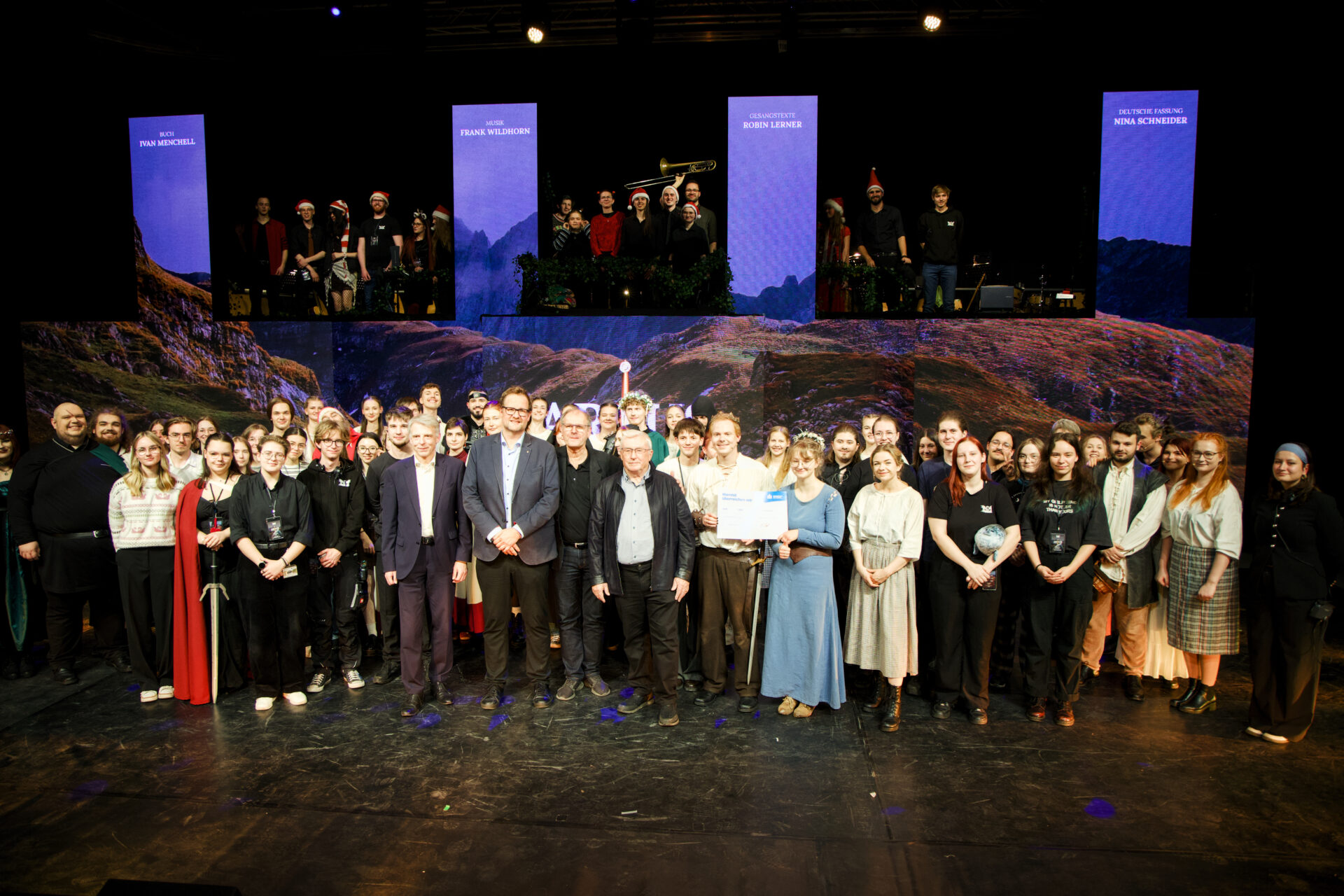 Großes Gruppenfoto des Teams von Artus – Excalibur gemeinsam mit Vertretern der Hochschule bei der Übergabe eines Preises auf der Bühne.