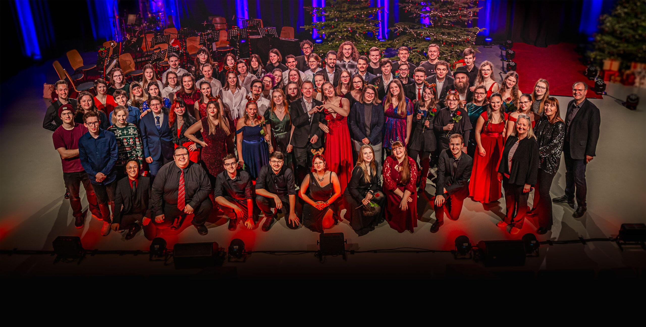 Teamfoto der Hochschulbühne nach dem Weihnachts-Showprogramm 2023. Über 70 Teammitglieder sind zu sehen.