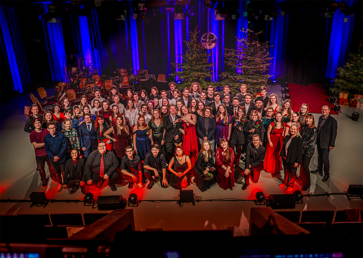 Teamfoto der Hochschulbühne nach dem Weihnachts-Showprogramm 2023. Über 70 Teammitglieder sind zu sehen.